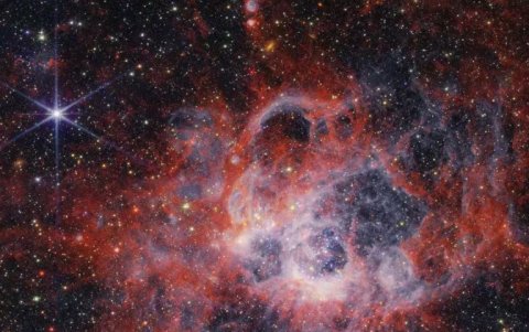 Esta imagen de la NIRCam del telescopio espacial James Webb muestra cómo los vientos estelares de estrellas jóvenes crean cavidades en el gas