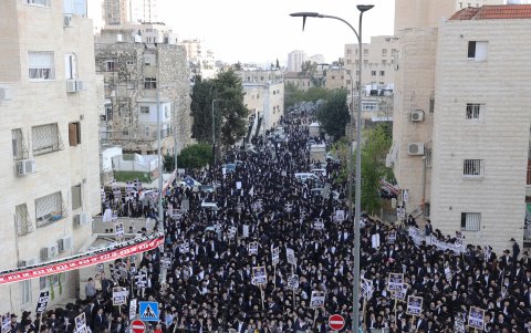 La Corte Suprema dio al gobierno como fecha límite el 1 de abril para presentar un plan para retirar la exención del servicio militar a los judíos ultraortodoxos que estudian en seminarios religiosos.