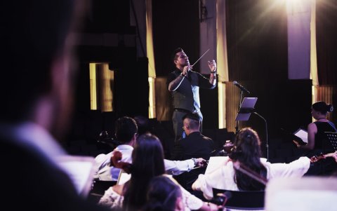 La misa de Réquiem difiere de la misa ordinaria no solo por su carácter fúnebre