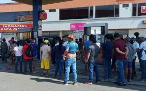 Curiosos del asesinato en Manta.