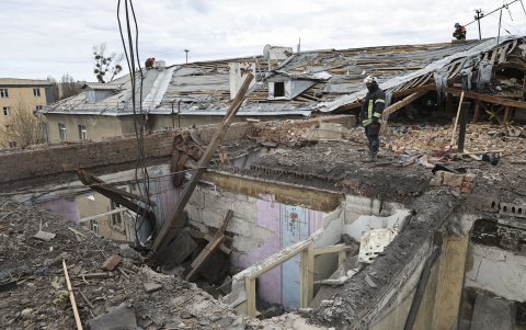 Un bombero mira una de las edificaciones urbanas destruida por ataque ruso.