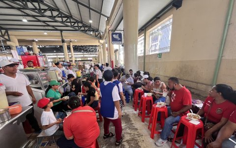 Comedores. Los puestos donde se prepara comida son estrechos.
