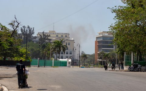 Agentes de la policía recorren la principal plaza pública de la ciudad y próxima al Palacio Nacional, donde se oyeron intensos disparo.