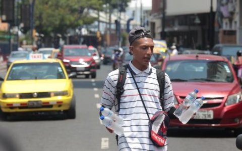 Los vendedores de agua y refrescos han visto un aumento considerable en sus ventas debido al calor registrado en la ciudad.