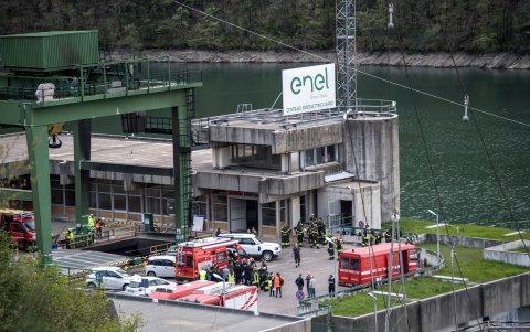 Los equipos de rescate trabajan en el lugar de una explosión ocurrida en una central hidroeléctrica en el embalse del lago Suviana, cerca de Bolonia, al norte de Italia, el 12 de abril de 2024.