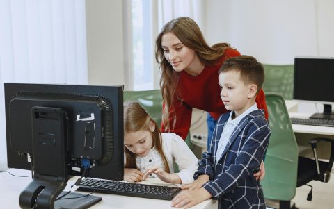 Los padres no deben dejar solos a los niños mientras utilizan el computador.