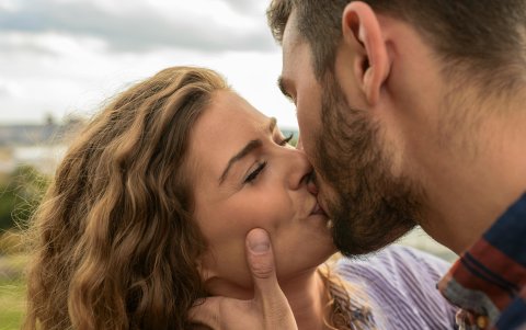 Investigaciones han demostrado que los besos son terapéuticos.