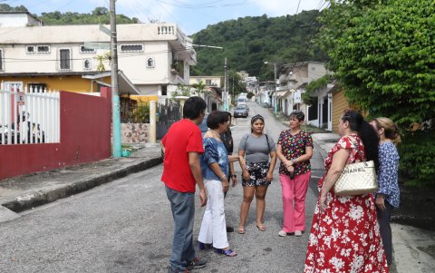 2. En contra. Un grupo de unos 10 moradores contó a EXPRESO sobre las presiones que han recibido por oponerse a pagar un valor por la seguridad.