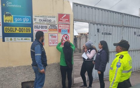 Control.- Las autoridades de la provincia de Cotopaxi se aseguran de que el precio oficial del tanque de gas en el depósito sea visible para el consumidor.