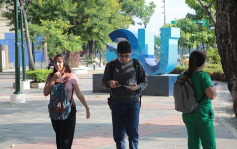 Pocos jóvenes en edad universitaria logran acceder a esos centros de estudios.