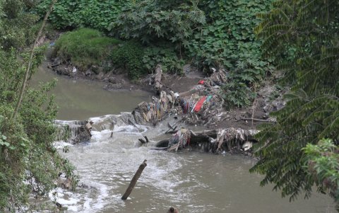 A lo lago de su cauce, es común ver basura, fundas de desperdicios y escombros en el  Machángara.