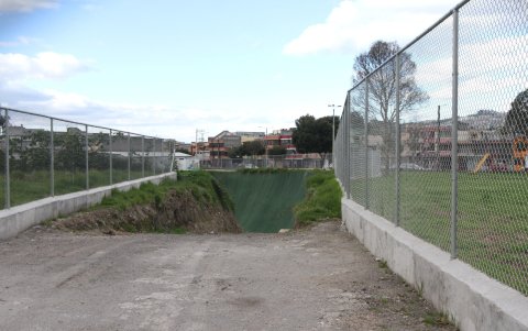 Mallas y plásticos se colocan para que las lluvias no desprendan la tierra.