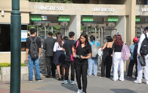 Estudiantes en una de las puerta de ingreso de la Universidad de Guayaquil. En el país hay provincias como Morona Santiago o Esmeraldas donde solo dos de cada diez jóvenes accede a la Universidad.