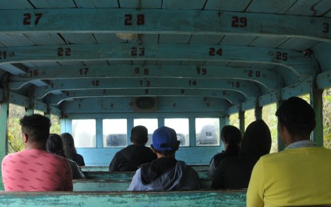 Una mirada al interior de una ranchera, un camión que transporta personas de Zumba a San Andrés, en Zamora Chinchipe.