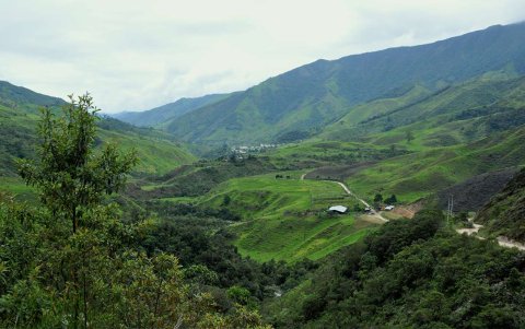 Los caseríos de la parroquia rural ecuatoriana de San Andrés se levantan en medio de montañas que alcanzan los 3 mil metros sobre el nivel del mar.