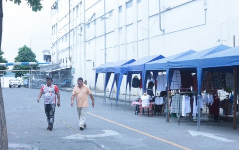 Algunas carpas lucían sin comerciantes