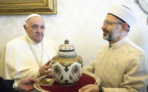 Imagen proporcionada por los medios del Vaticano muestra al Papa Francisco (L) reuniéndose con el Presidente turco de Asuntos Religiosos, Ali Erbas