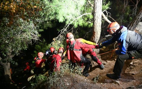 Una fotografía proporcionada por la Gobernación de Antalya muestra a miembros del equipo de búsqueda.