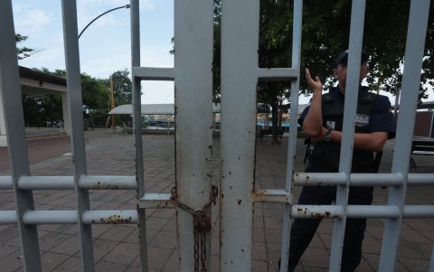 Candado. Así se encuentra la puerta principal de esta parte del parque lineal, entre el puente de la 17 y El Velero. Adentro sí hay guardianía.