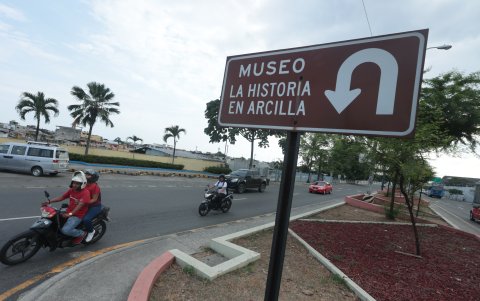 Entorno. Como si quedó para el recuerdo, una señalización indica girar en ‘U’ para llegar al Museo de la Arcilla.