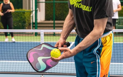El Pickleball es una mezcla entre tenis, ping-pong y bádminton. También surgió en EE.UU.