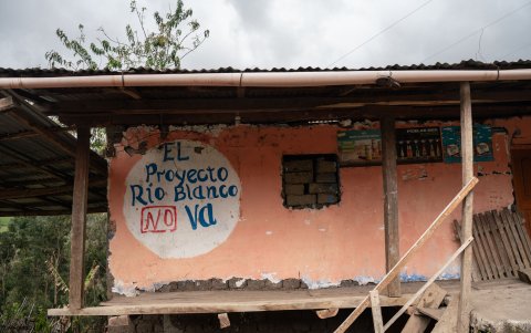 Fachada de una vivienda en la zona que expresa su rechazo a la presencia del proyecto minero Río Blanco.
