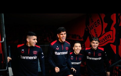 Momento previo al partido entre Leverkusen y Werder Bremen, Piero Hincapié junto a sus compañeros