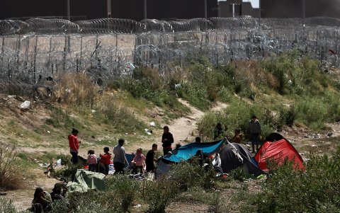 Familias de migrantes permanecen en carpas improvisadas en las inmediaciones de la frontera con Estados Unidos.