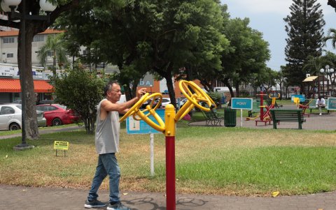 .  2. Distracción. En varios parques hay juegos gerontológicos. Ciudadanos indicaron que eso no es suficiente para este grupo etario, pues muchos presentan movilidad reducida.