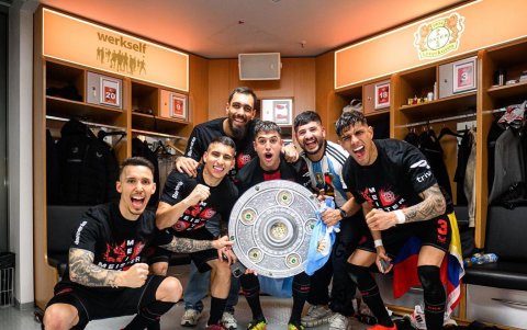 El ecuatoriano Piero Hincapié (d) junto a sus compañeros y el plato de campeón en el vestidor del Bayer Leverkusen.