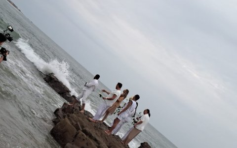 Cenizas de Luis Tippan son esparcidas en el mar.