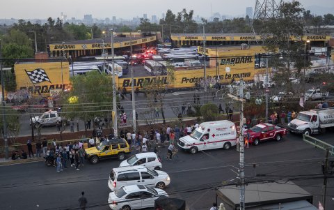 Foto aérea donde se observa el predio donde se desplomó un helicóptero la tarde de este domingo, en la Ciudad de México (México).