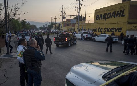 Oficiales de la Policía resguardan el predio donde se desplomó un helicóptero la tarde de este domingo, en la Ciudad de México (México).