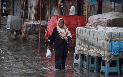 Una mujer camina por una calle inundada durante las fuertes lluvias en Karachi, Pakistán, el 14 de abril de 2024.