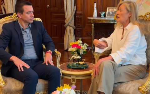 El presidente Daniel Noboa y la periodista de SBS News, Prue Lewarne.