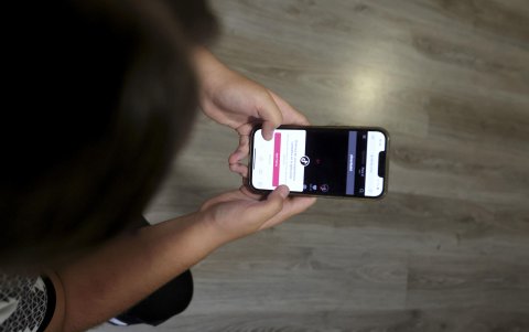 Una persona consultando una red social en su teléfono.