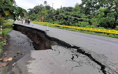 Vista de uno de los tramos afectados por las lluvias de la carretera E20 que conecta a Esmeraldas y Quinindé