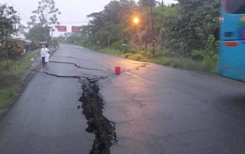 En algunos puntos críticos  de la vía, la comunidad ha colocado algunos objetos para advertir a los conductores.
