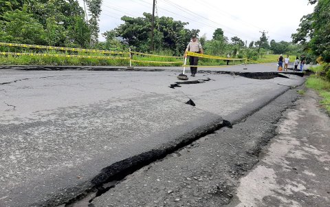 La Policía colocó cintas de peligro en algunos sitios de la carretera para advertir a los conductores.