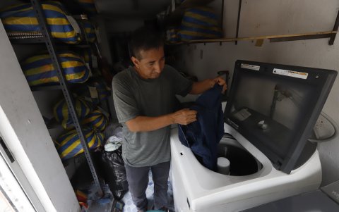 Comercios. Miguel, propietario de una lavandería, no pudo laborar gran parte del día por la falta de energía eléctrica. El comercinate reclamó por la falta de comunicación por parte de CNEL.