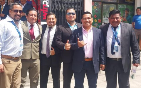 Andrés Lara, a la izquierda, junto a algunos de sus grandes amigos de la infancia, época colegial y laboral. Fotos como estas se han multiplicado en las redes sociales.