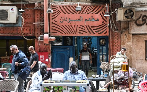 En Egipto. La pancarta de un restaurante dice en árabe “restaurante Sudán” en el barrio de al Sufi, El Cairo, que ha recibido a miles de desplazado desde el inicio de la guerra civil.