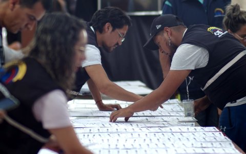 CNE. Revisión del material electoral para las votaciones del domingo.