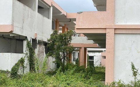 Paralización. El colegio Eloy Alfaro, en Bahía de Caráquez, fue afectado por el terremoto del 16 de abril de 2016, pero no ha sido reconstruido.
