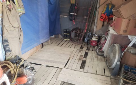 Gestión. En estas condiciones está una choza donde laboran los Bomberos del cantón Jama.