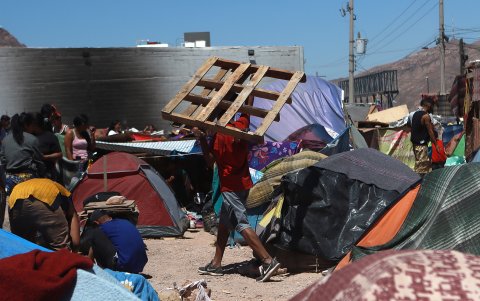 Migrantes construyen casas de campaña el 13 de abril de 2024 en Chihuahua (México).