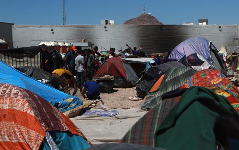 Los migrantes aparecen entre las casas de campaña que han levantado en Chihuahua (México).