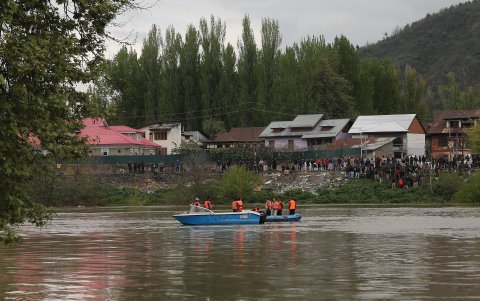 Rescatistas desarrollan una operación de búsqueda en Jhelum, en las afueras de Srinagar, la capital de verano de la Cachemira india, tras el accidente fluvial.
