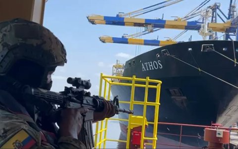 Medida. Frente al posible escenadio de la toma de un buque en la terminal portuaria, se ha duplicado el resguardo militar en la infraestructura.