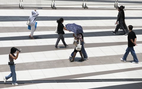 Peatones protegiéndose del calor el pasado 2 de abril en Bangkok en medio de una ola de calor con temperaturas superiores a los 40 grados.